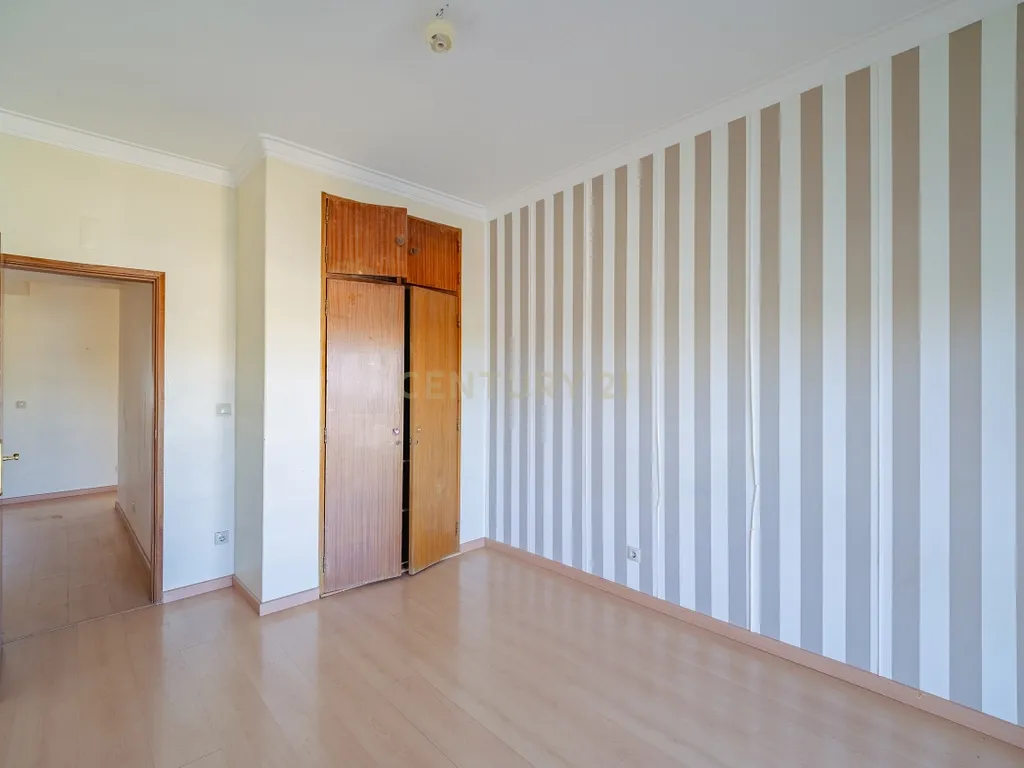 Apartamento T2 em Amora, Seixal - Oportunidade Única! - Image 11