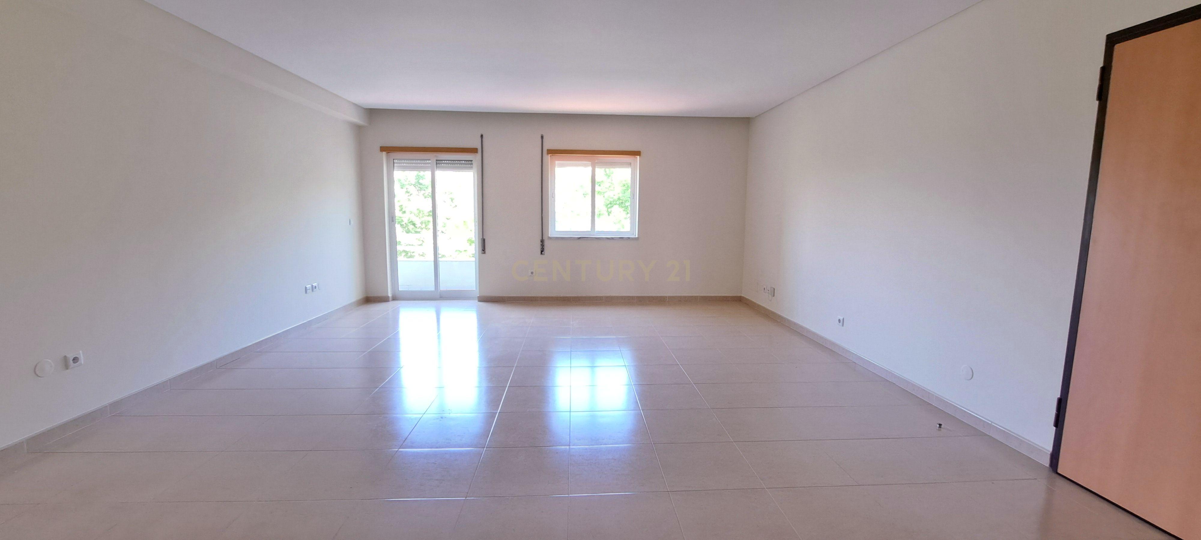Apartamento T2 com arrecadação e lugar de garagem no Montijo. - Image 3