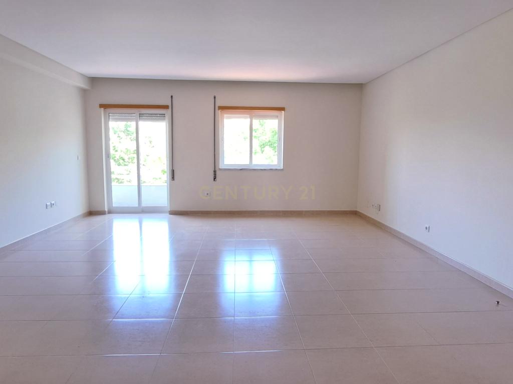 Apartamento T2 com arrecadação e lugar de garagem no Montijo. - Image 3