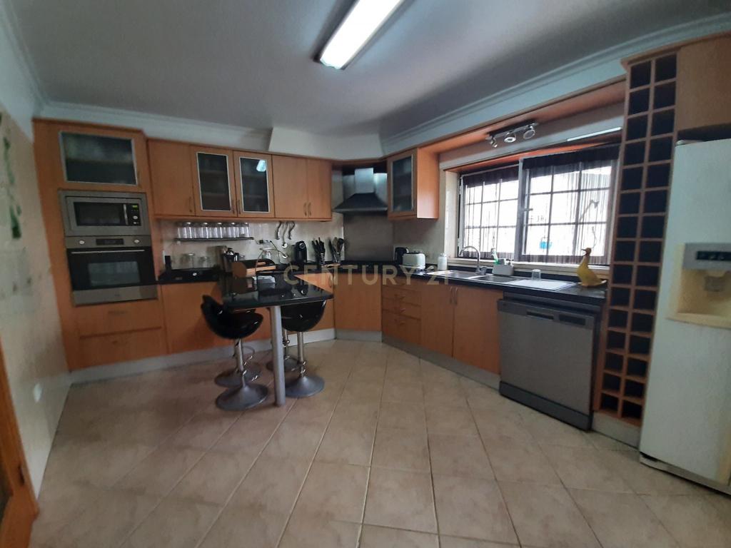 Moradia  T3 na  Lourinhã com Piscina  Garagem e Churrasqueira - Image 7