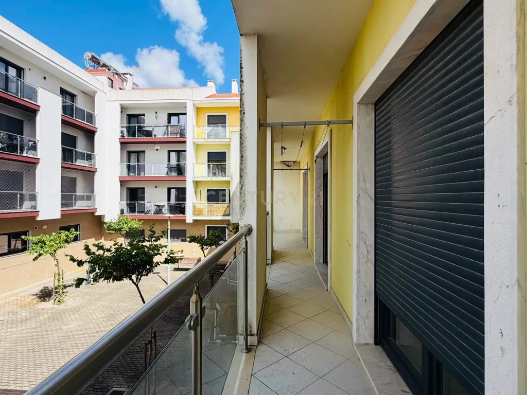 Magnífico Apartamento T4 com Duas Varandas e Arrecadação na Cascalheira, Pinhal Novo - Image 3