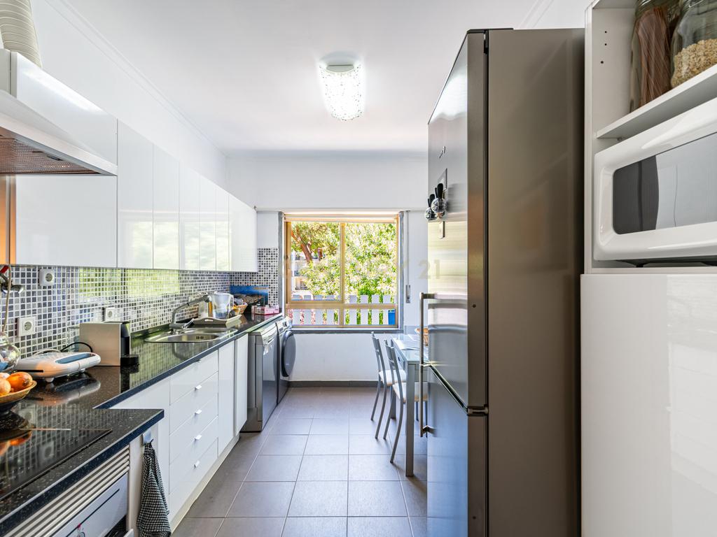 Apartamento T2 Junqueiro - Carcavelos - Cascais com varanda - Image 1