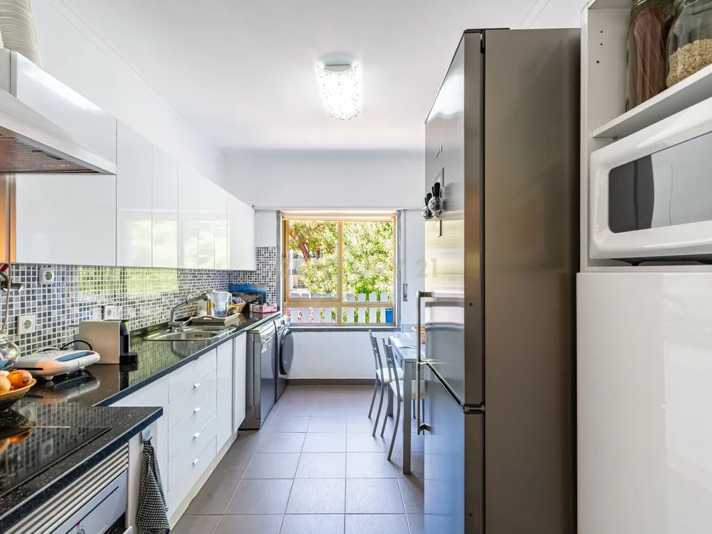 Apartamento T2 Junqueiro - Carcavelos - Cascais com varanda - Image 1