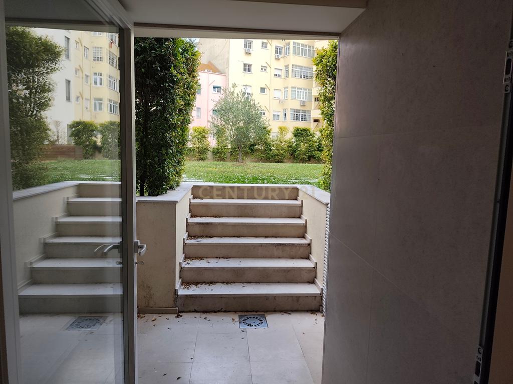 Excelente Apartamento T2 bastante Central no Areeiro com Jardim Privativo - Image 4