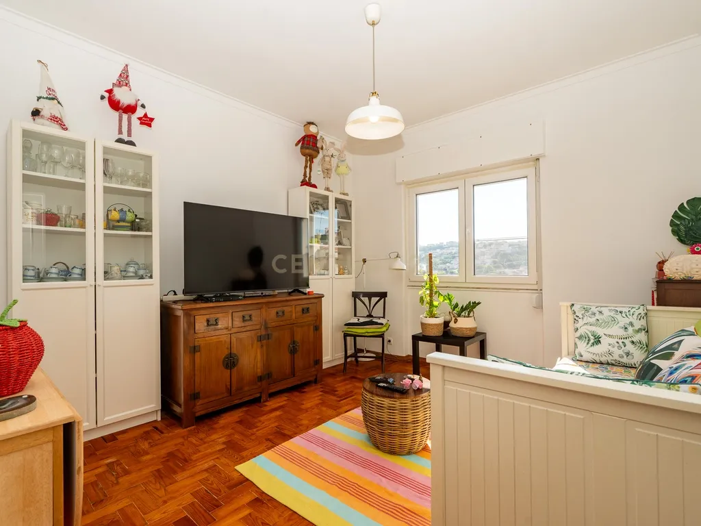 Apartamento T2 na Povoa de Santo Adrião com Excelente Localização e Conforto - Image 1