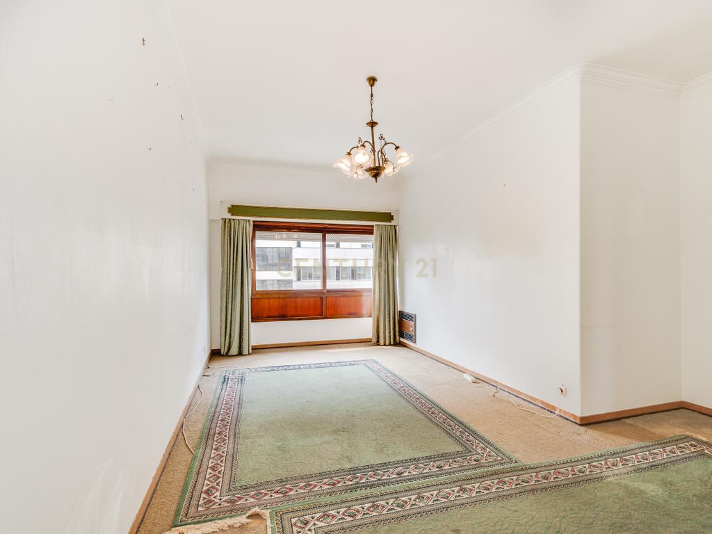 Apartamento T4 com Boas Áreas - Prt Av. Cidade Lourenço Marques - Olivais - Image 21