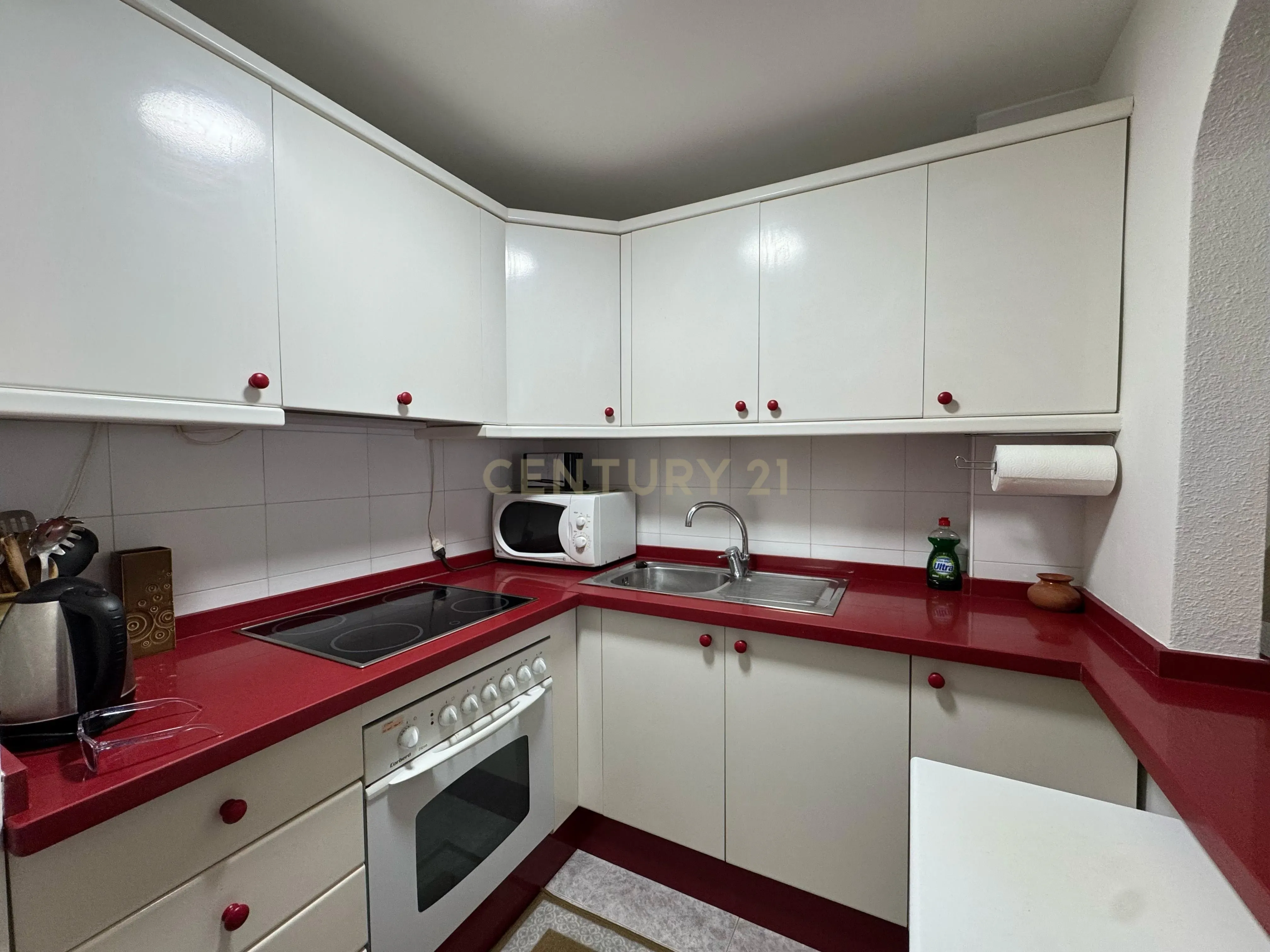Apartamento Renovado em Málaga com Vista para a Montanha - Image 1