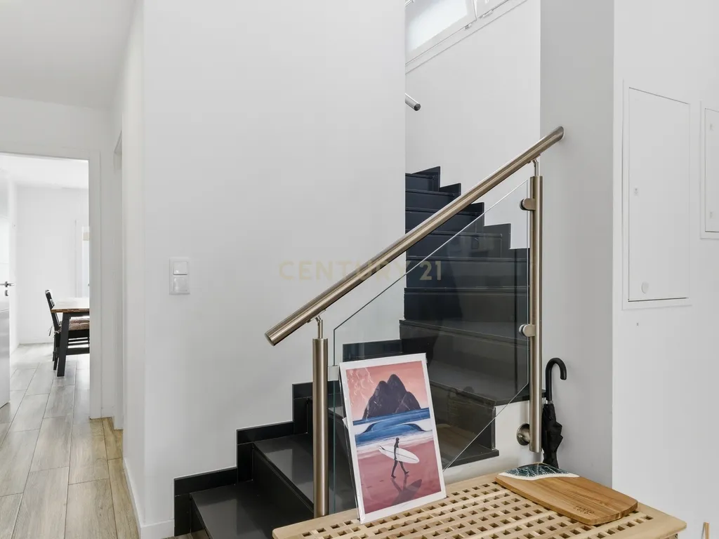 Casa moderna T3+1 com jardim e estacionamento