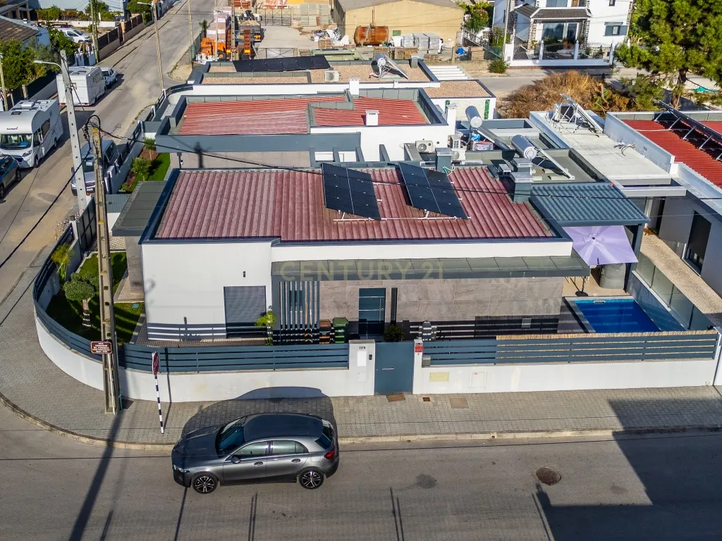 Moradia T3+1 Térrea de gaveto com Piscina, Domótica e Espaço Exterior | Fernão Ferro - Image 2