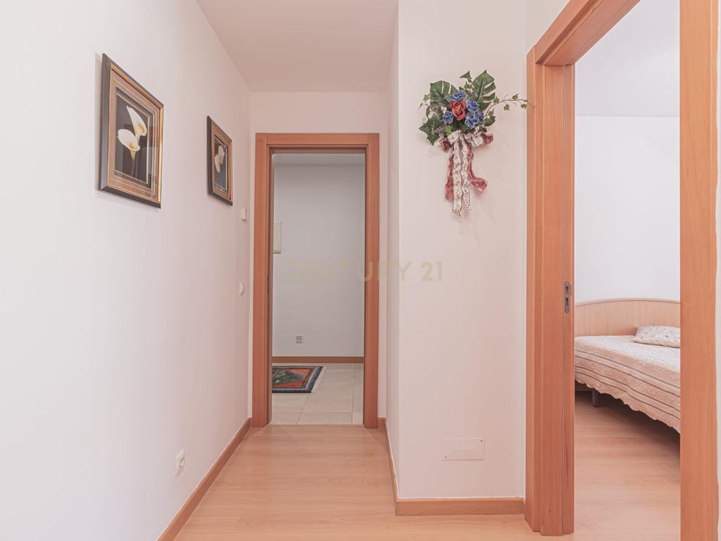 Espaçoso apartamento T3 no Casal Do Marco com Terraço - Image 5