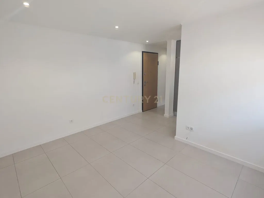 Apartamento T1 Remodelado no Centro da Amadora - Image 18