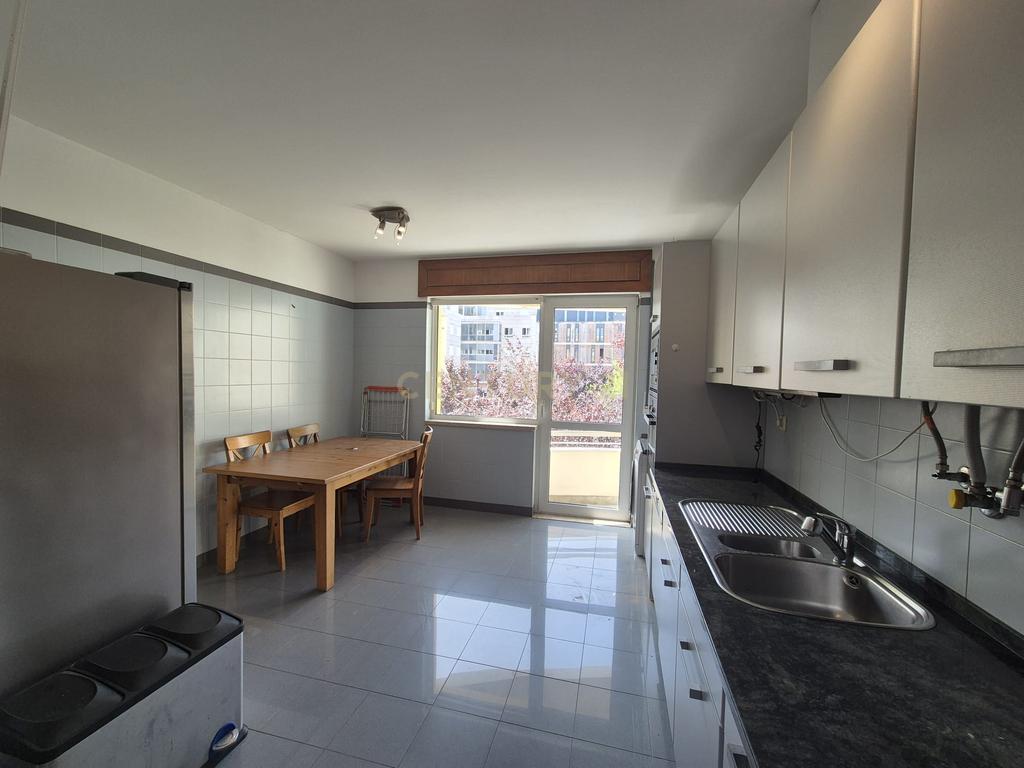 Espaçoso Apartamento T4 no Parque das Nações, Lisboa, com Garagem - Image 13