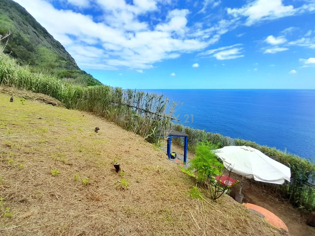 Refúgio Natural com Vista Mar – Terreno Rústico de 522m² com Moradia T0 em Madeira - Image 11