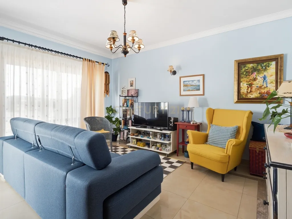 Apartamento T3 com 2 varandas, suíte e garagem no Cacém - Image 3