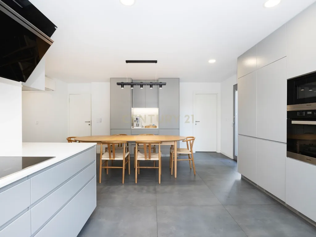 Moradia T5 de Luxo com Piscina, Ginásio, Sauna e Garrafeira em Birre, Cascais - Image 20