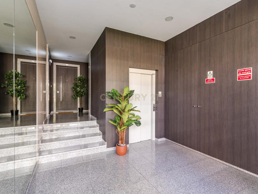 Luxuoso Apartamento T3 em Odivelas com Vista Panorâmica - Image 7
