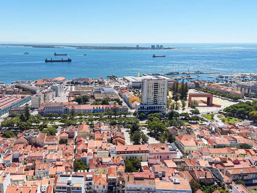 Apartamento Renovado com Vista Mar em Setúbal - Image 6
