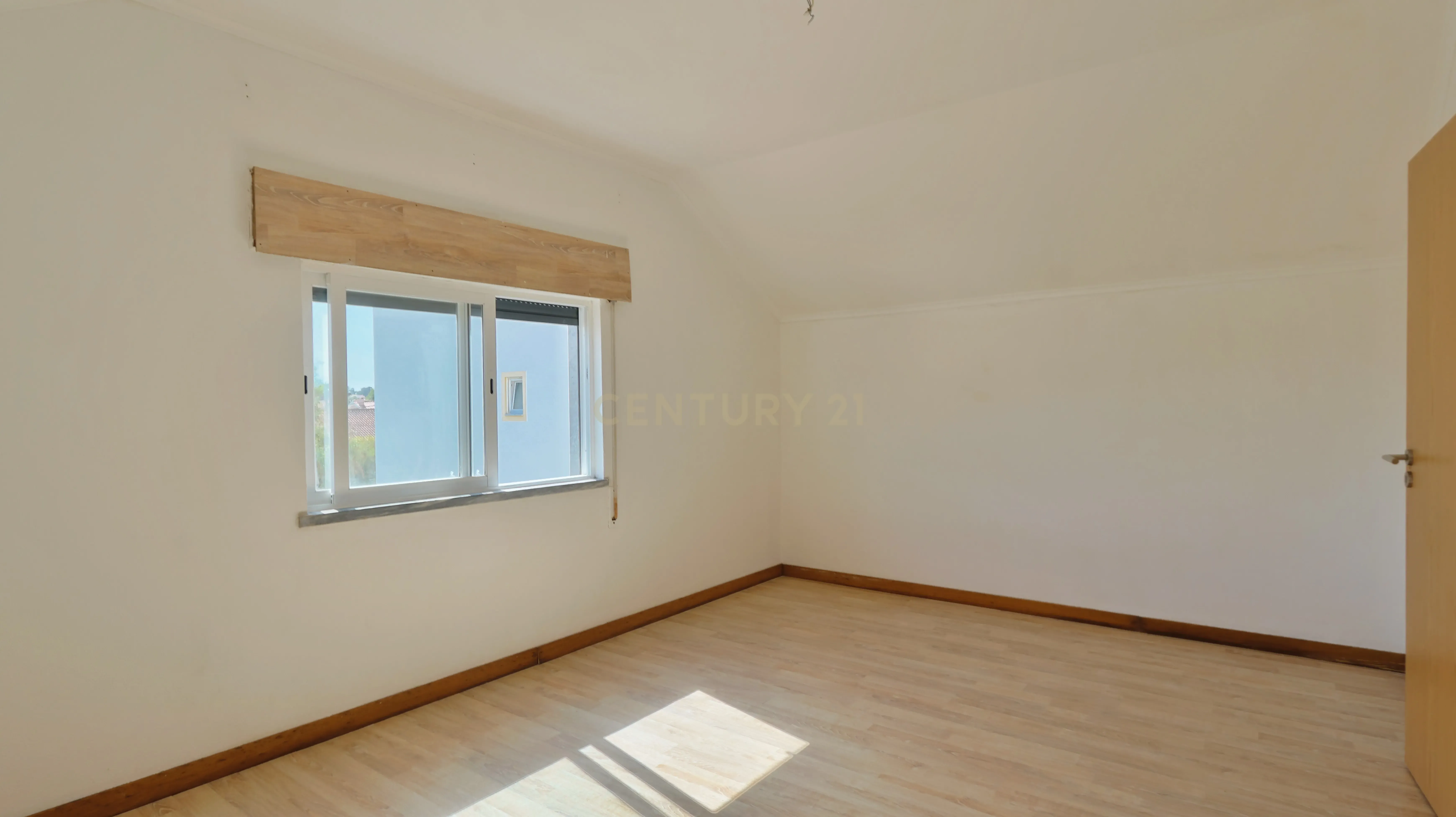 Fotografia 5 de Moradia T6 e espaço comercial