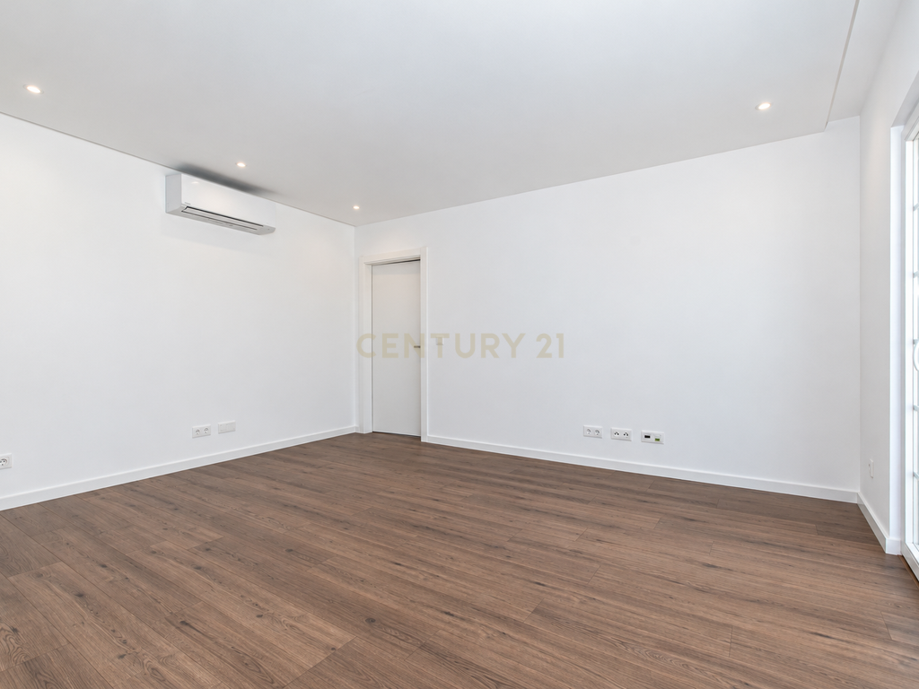 T2 Novo e Exclusivo no Neudel | Terraço de 32 m² + Espaço Extra de 44 m² - Image 7