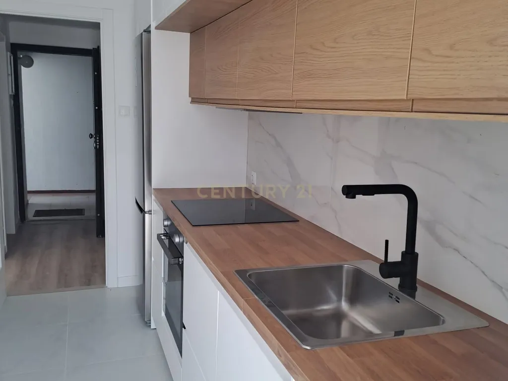 T2 Totalmente Remodelado em Almada | Luminosidade, Conforto e Localização Privilegiada - Image 3