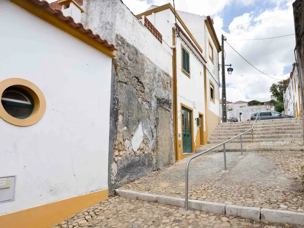 Moradia em ruinas no centro histórico de Palmela - Image 8