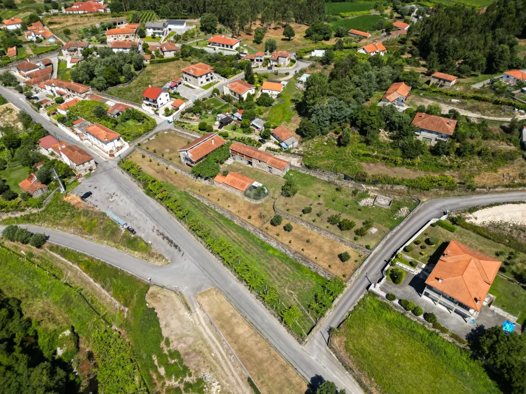 Terreno Urbano em Cossorado, Barcelos Oportunidade Única - Image 2