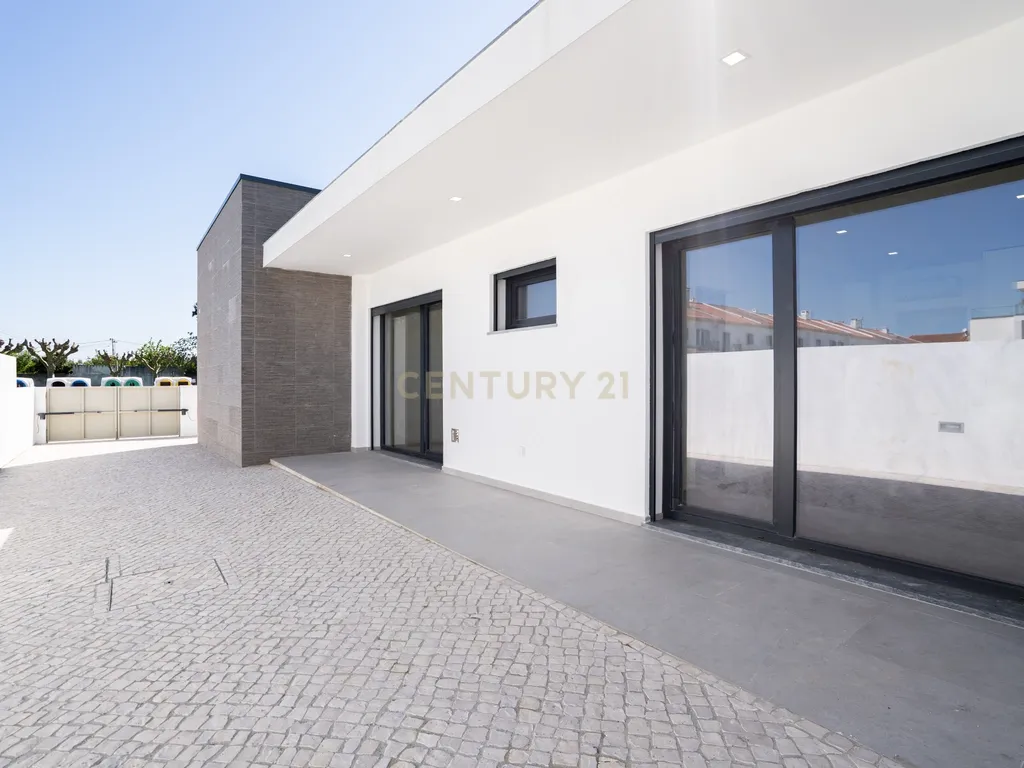 Moradia Térrea com piscina e quatro suites - Image 3