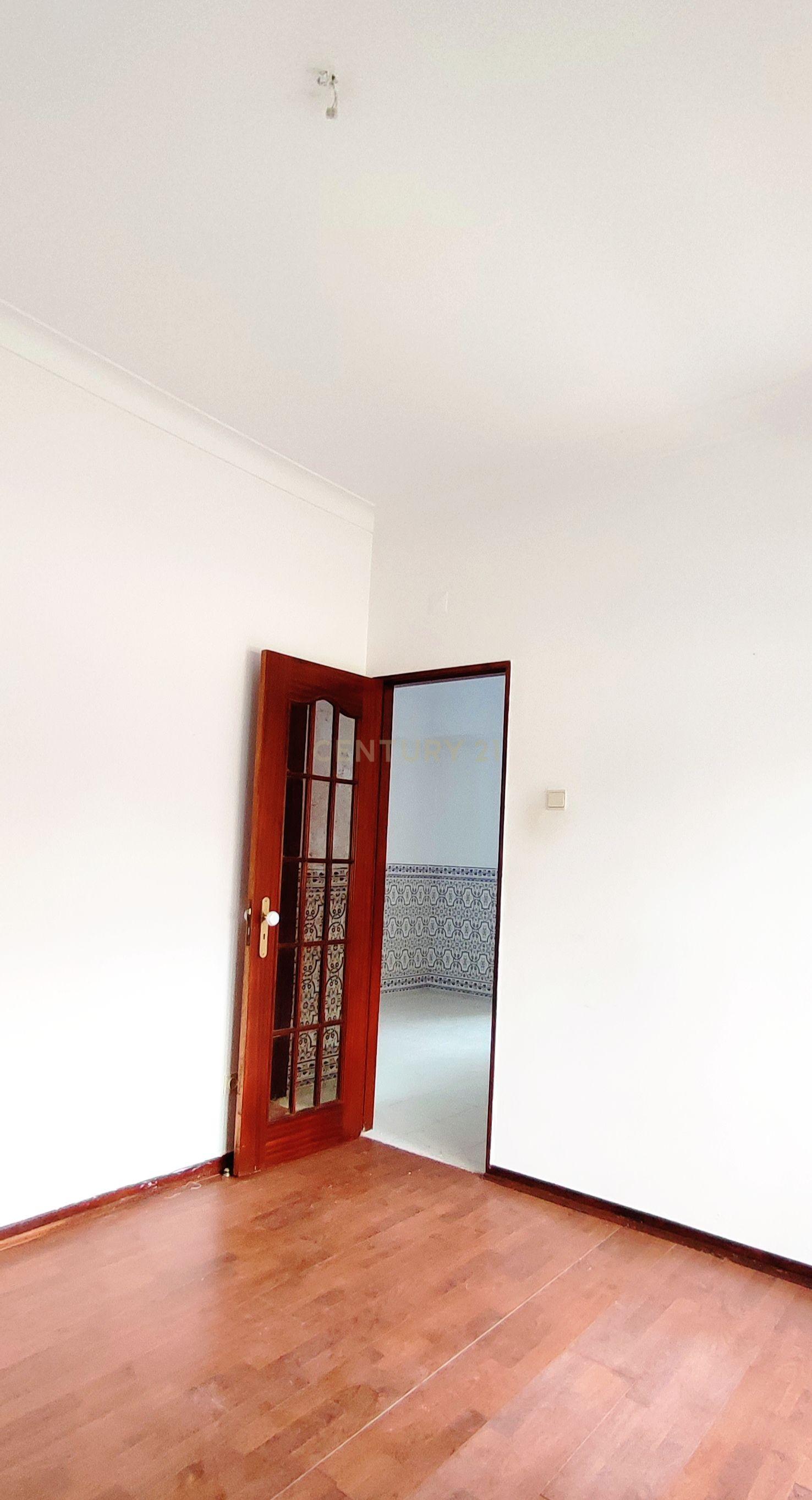 Apartamento T2 Centro Barreiro - Image 8