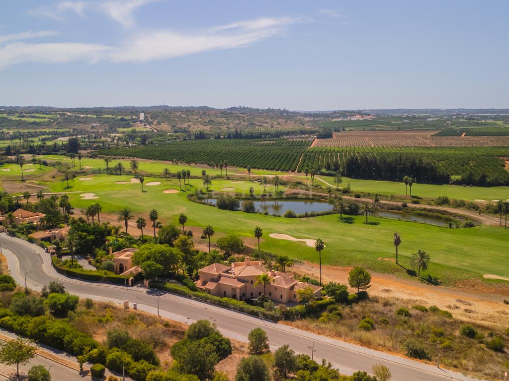Moradia Independente com 3 Suites, Amendoeira Golf Resort, Piscina, Jardim, Alcantarilha. - Image 25