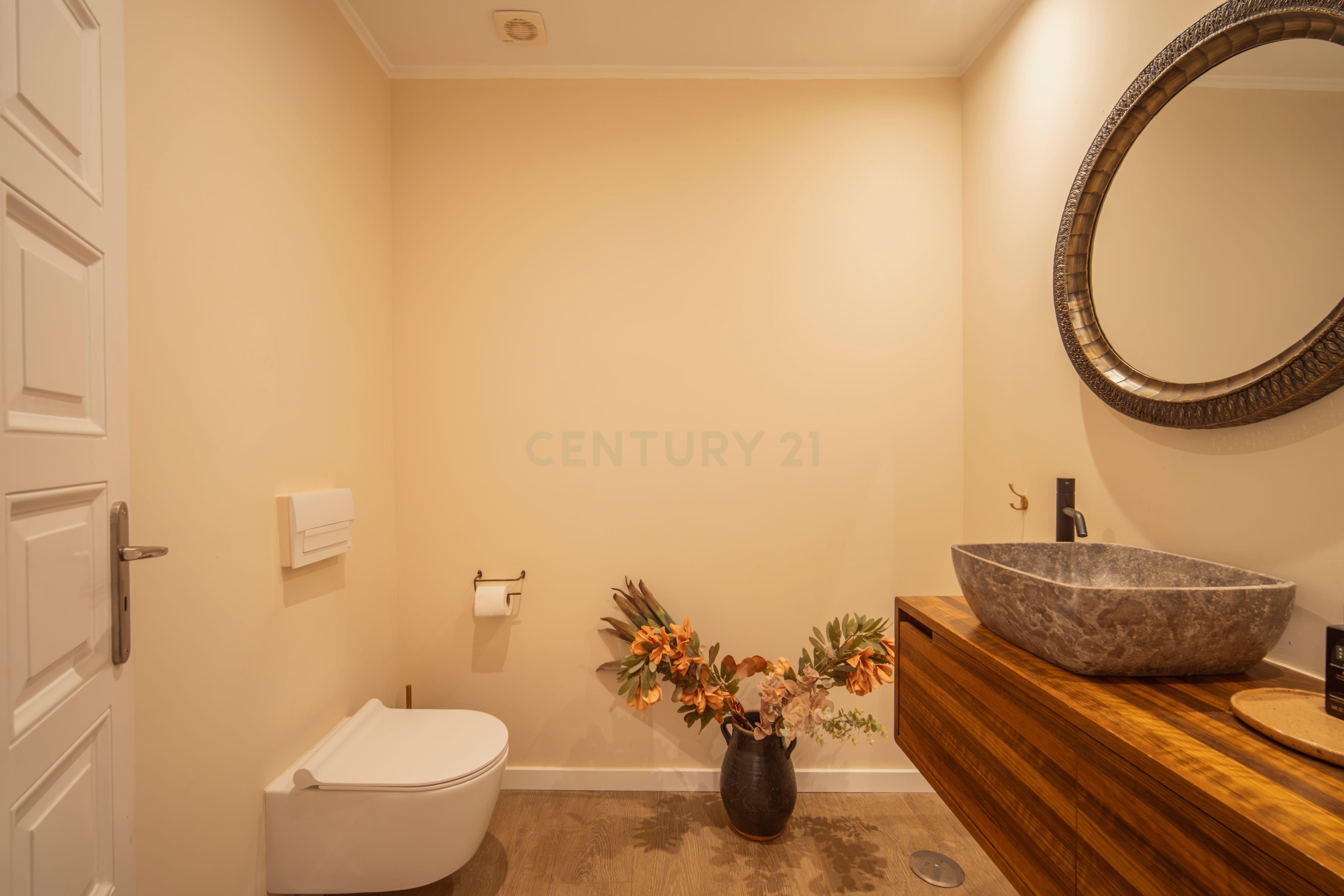 Fotografia 11 de Luxuosa Moradia T8 em Oeiras com Piscina e Terraço