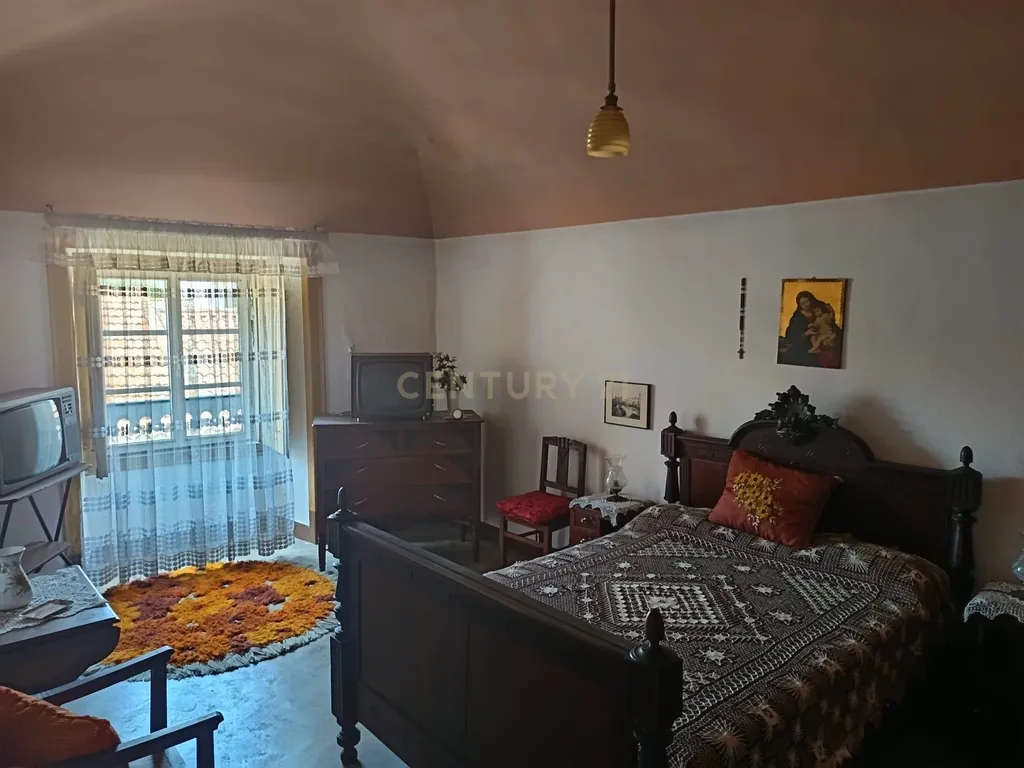 Prédio à Venda – Comércio e Habitação T4 no Centro de Santiago do Escoural - Image 12