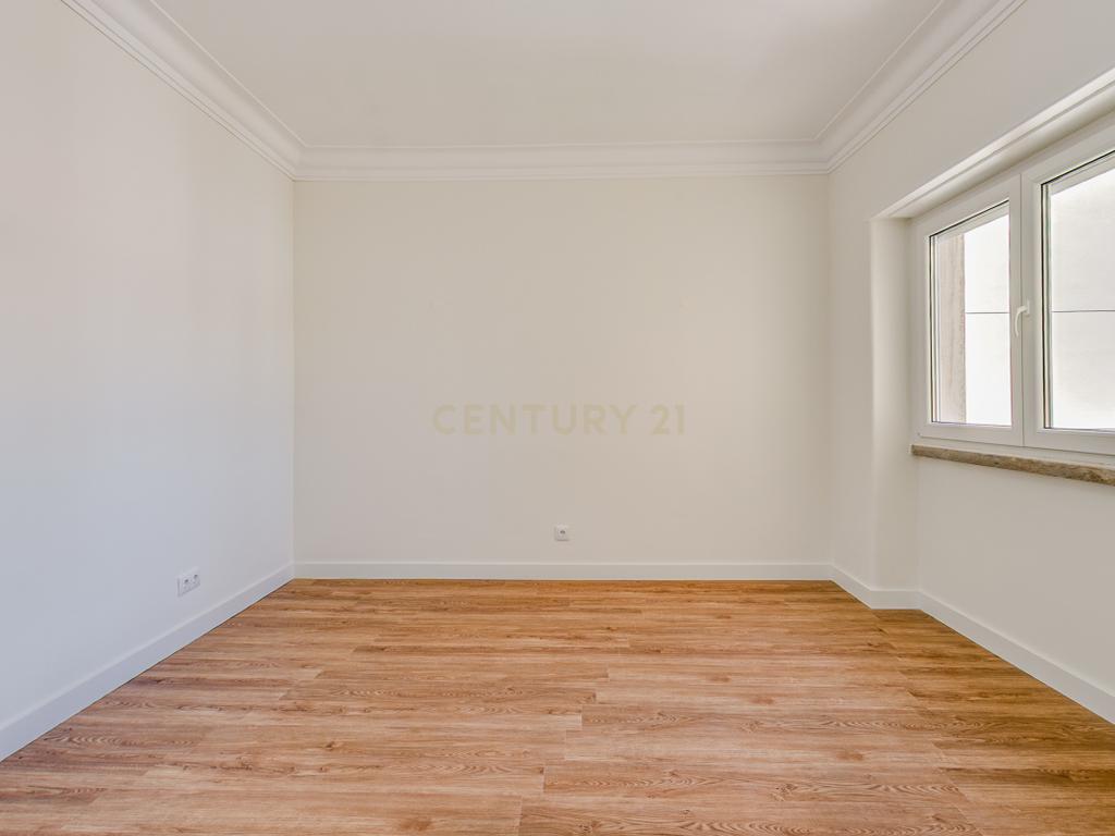 Apartamento T2 Remodelado em São Domingos de Benfica, Lisboa - Image 13