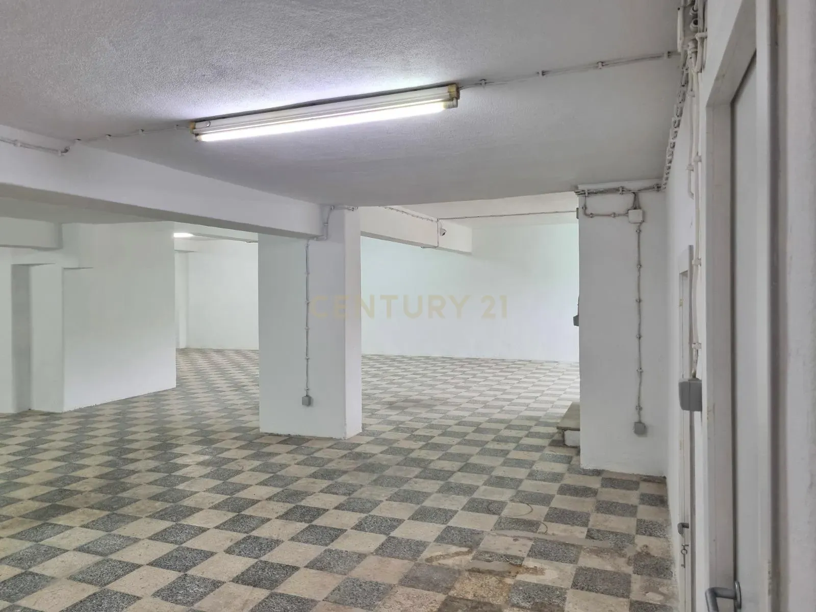 Fotografia 8 de Armazém Gigante de 347 m² no Laranjeiro – Espaço Raro e Cheio de Potencial!