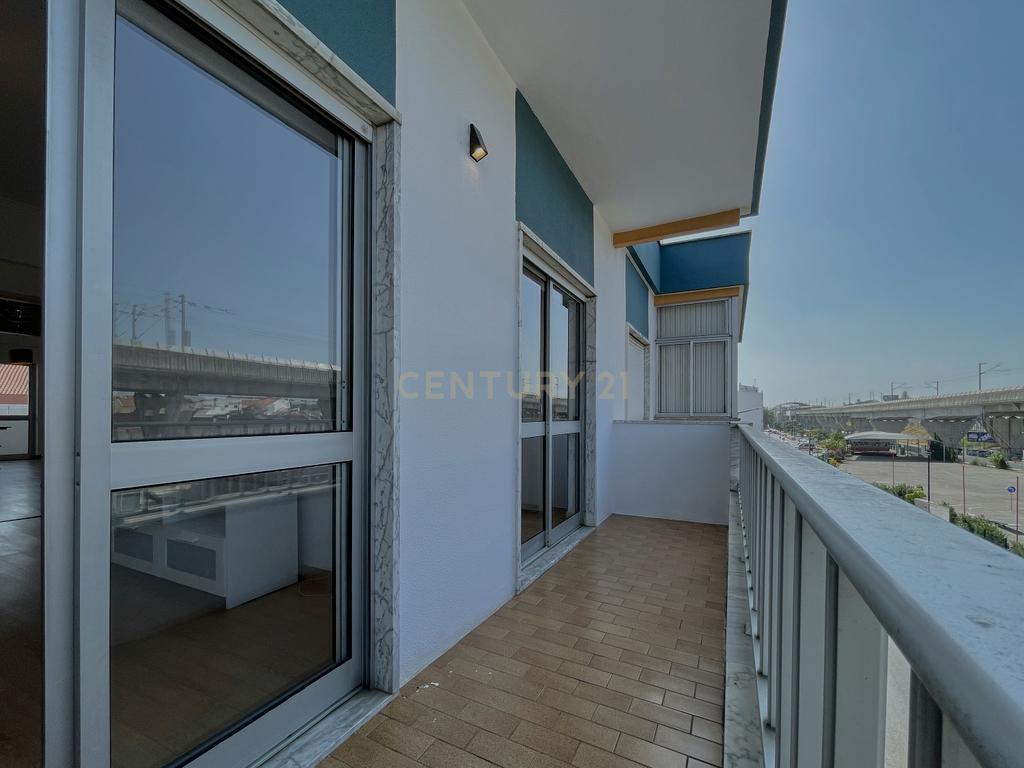 T2 para Arrendamento em Corroios – Conforto, Modernidade e Localização Privilegiada - Image 33