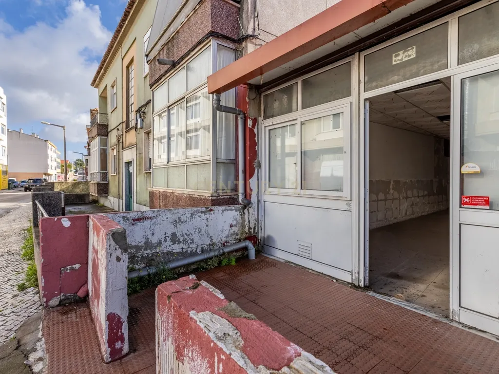 Prédio em Camarate para Investimento - Image 7