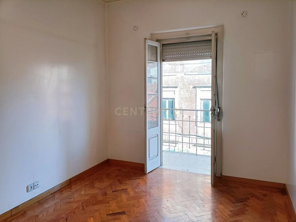 Prédio Misto (Loja + Apartamento T2) - Centro de Vila Franca de Xira - Image 8
