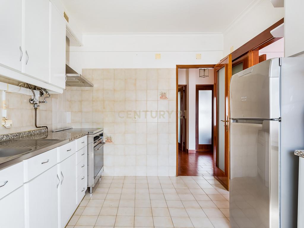 Moradia T5 - Lourel - Garagem - Logradouro - Possibilidade de Permuta - Image 8