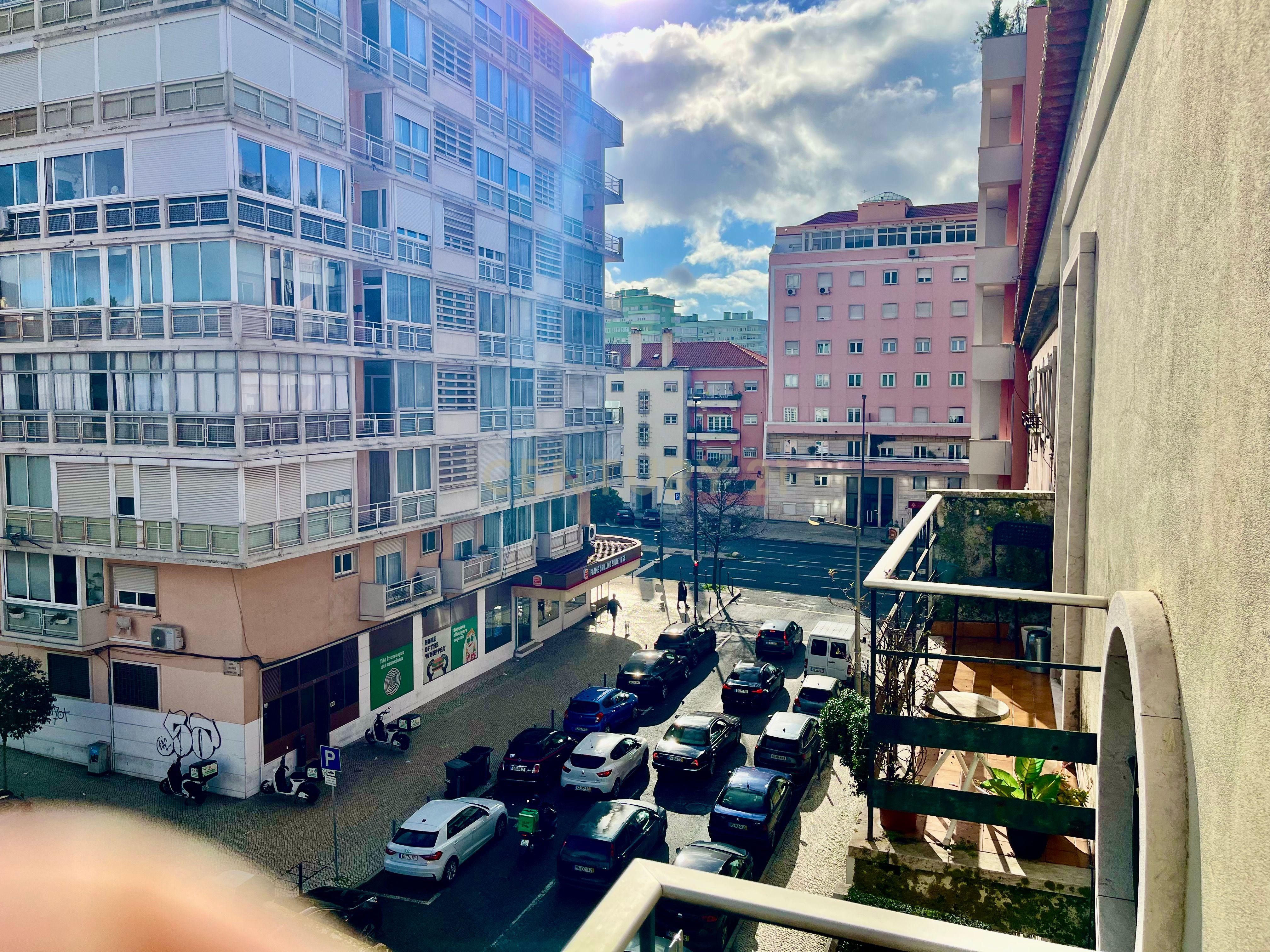 🏡 Arrenda-se Apartamento T4 em Alvalade – Remodelado | Com Garagem + 1 Estacionamento 🚗 - Image 13