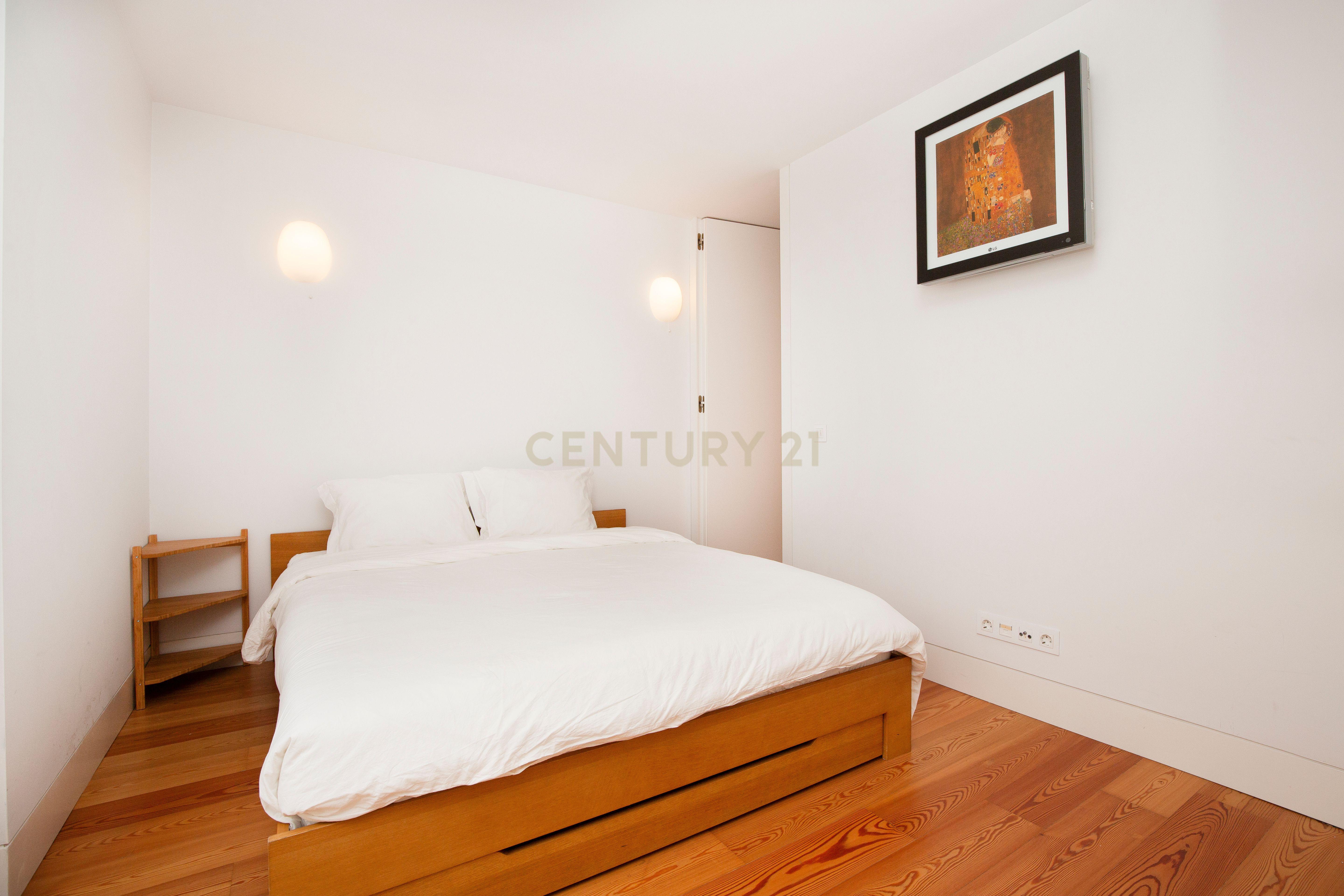 T2 Duplex de Luxo no CHIADO com Vista Rio e Licença de Alojamento Local - Image 9