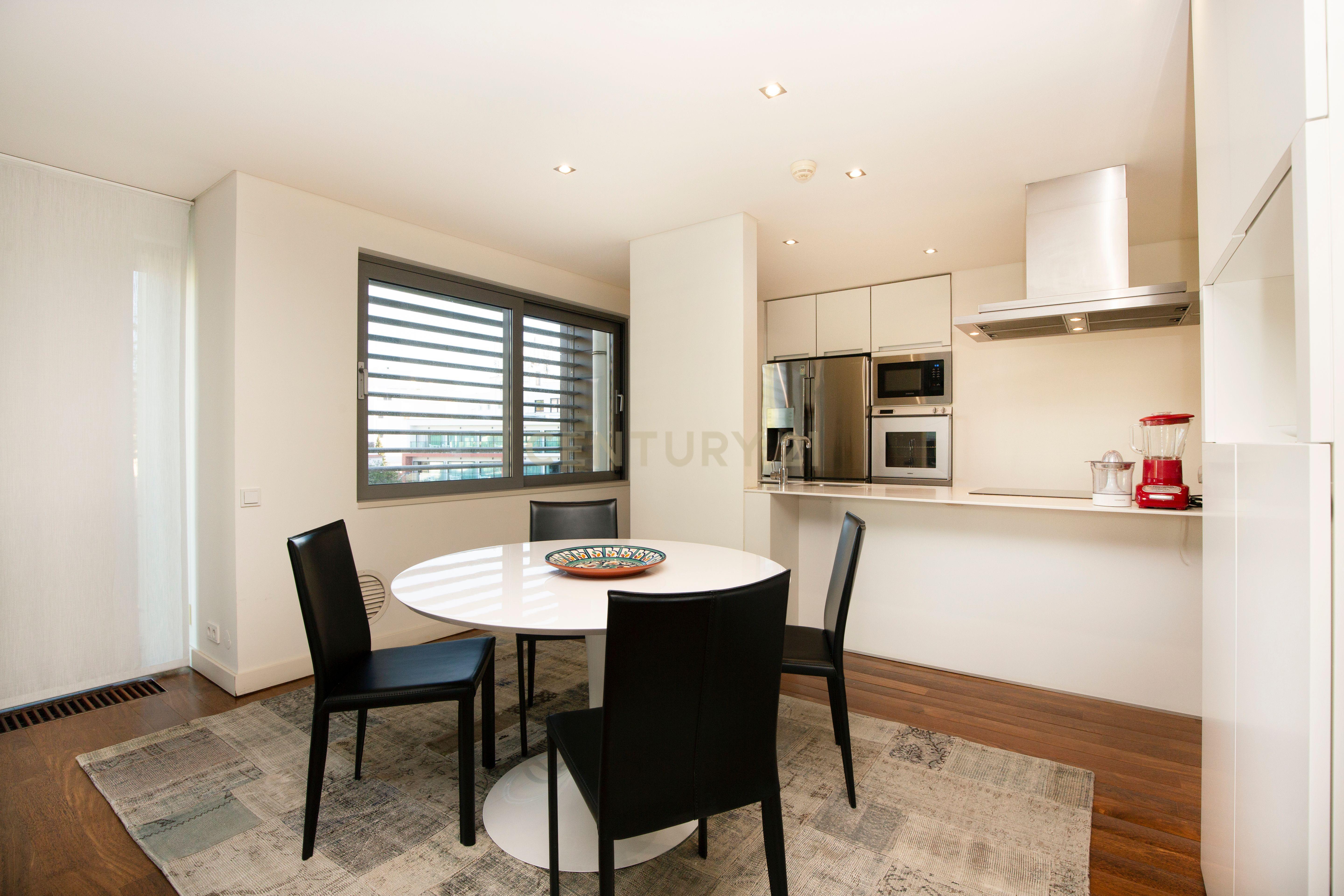 Apartamento T4 duplex em condomínio localizado no centro do Estoril - Image 8