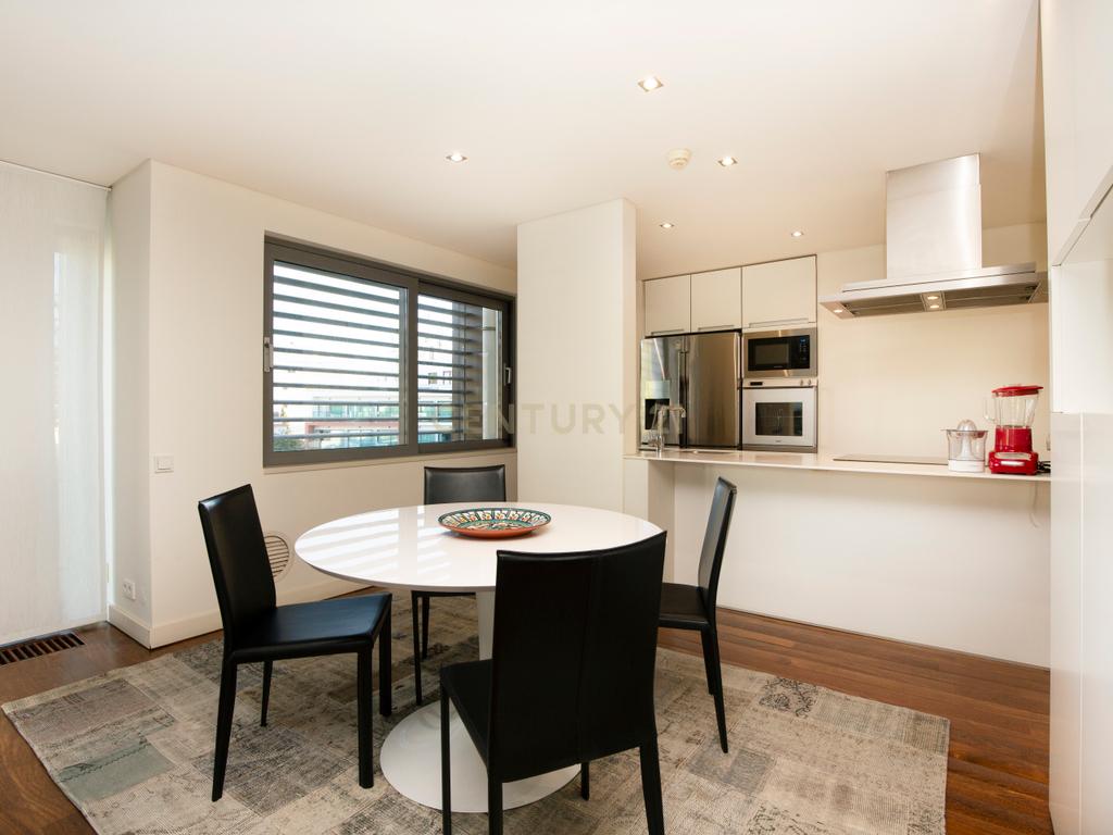 Apartamento T4 duplex em condomínio localizado no centro do Estoril - Image 8