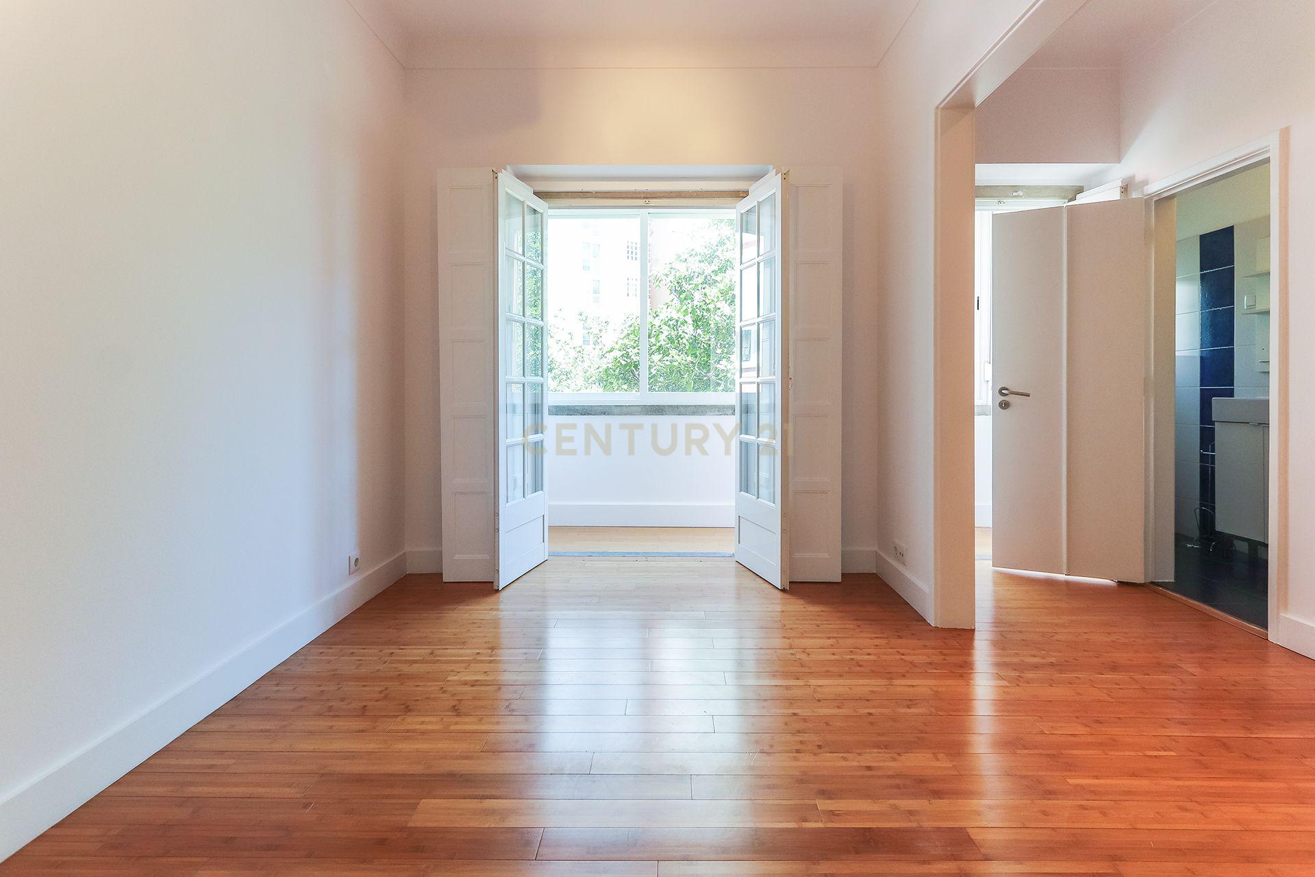 Fotografia 12 de Apartamento T3 para arrendamento com varanda junto à Avenida de Roma | Prédio com "arte"