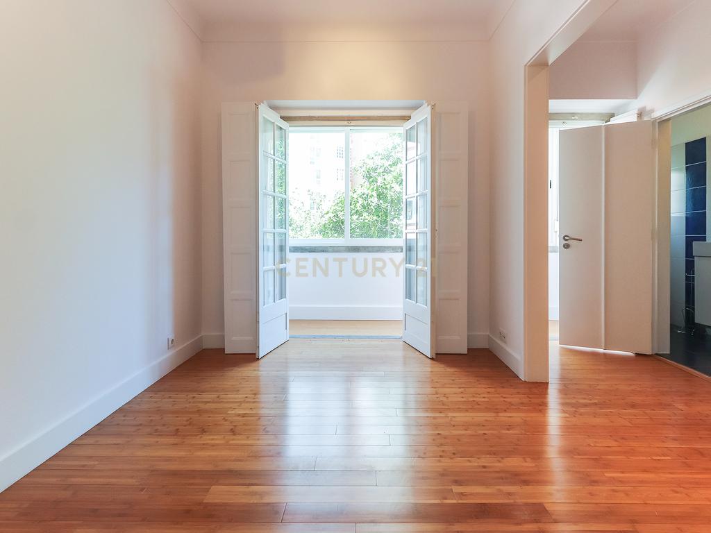 Apartamento T3 para arrendamento com varanda junto à Avenida de Roma | Prédio com "arte" - Image 12