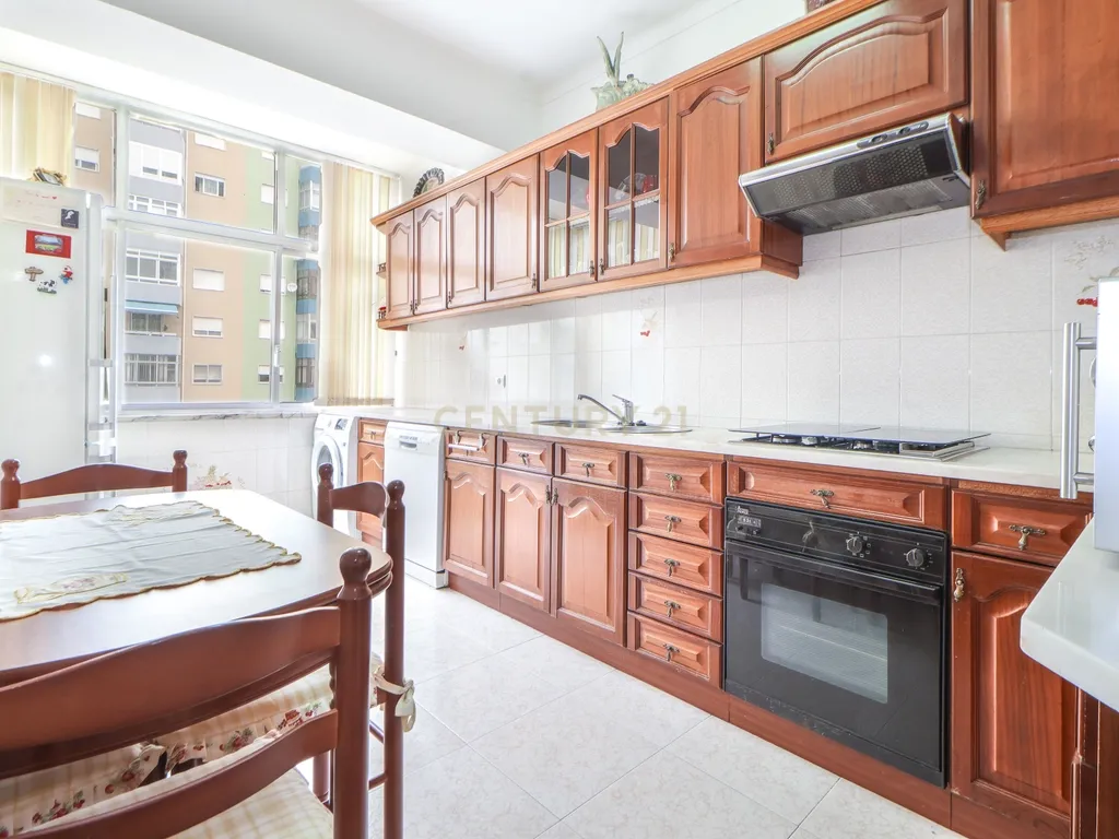 Apartamento T3 no Laranjeiro – Junto à Base Naval do Alfeite | Pronto a Habitar | Elevador - Image 1