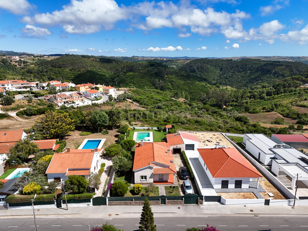 Moradia Isolada com Piscina em Lote de 908 m² | Sala Ampla | Jardim e Vista Desafogada -Mafra - Image 2