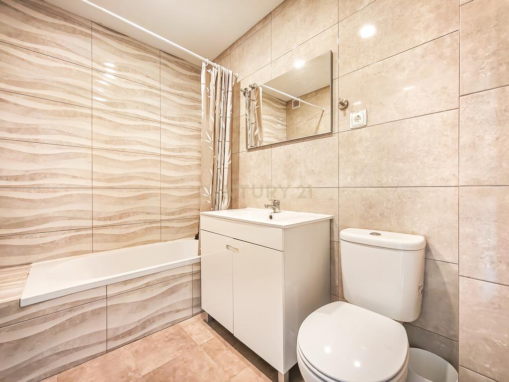 Apartamento Renovado em Cascais com 3 Quartos e Varanda - Image 25