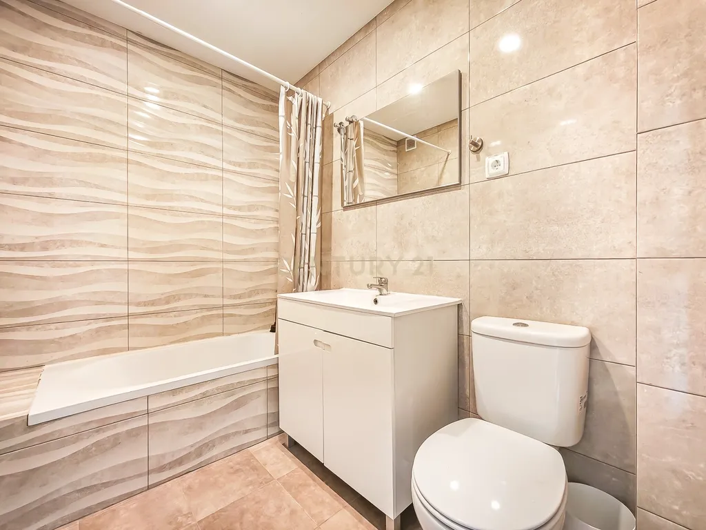 Apartamento Renovado em Cascais com 3 Quartos e Varanda - Image 25