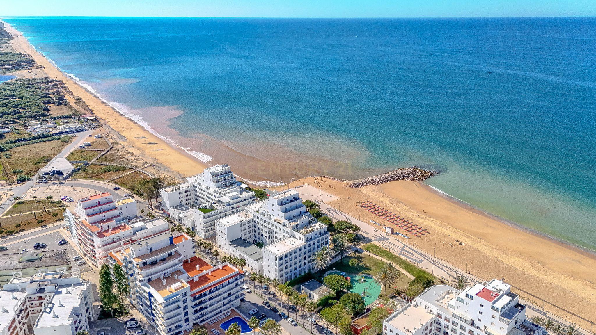 Apartamento T2 com Vista Mar na Primeira Linha de Praia – Quarteira - Image 3