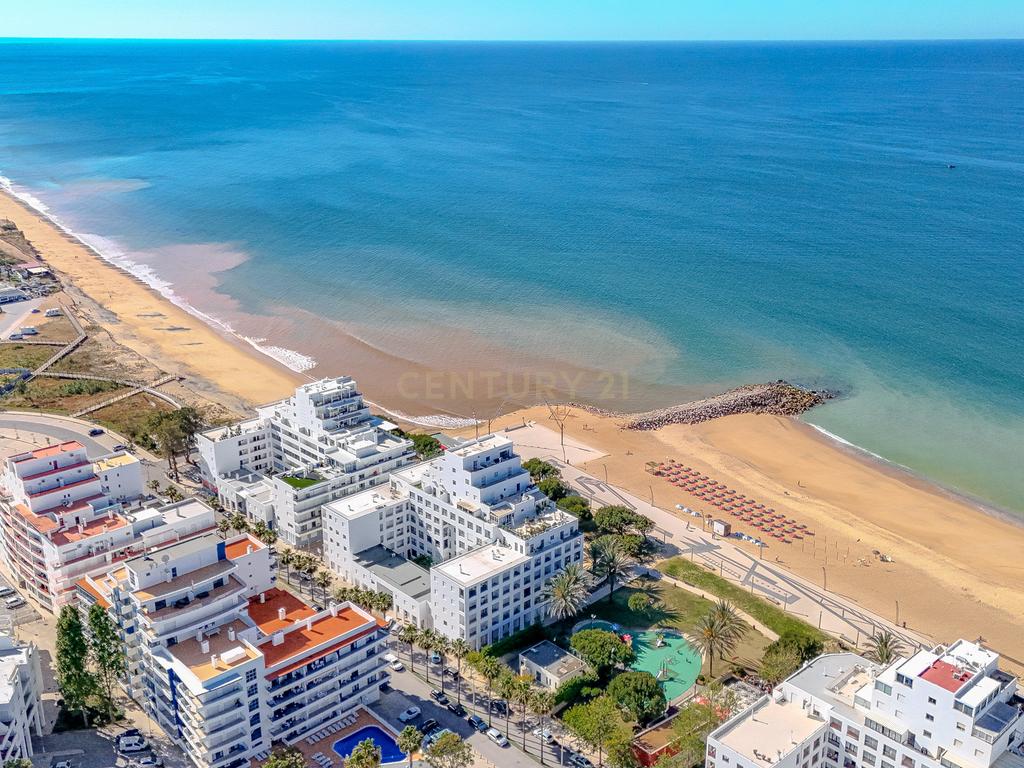 Apartamento T2 com Vista Mar na Primeira Linha de Praia – Quarteira - Image 3