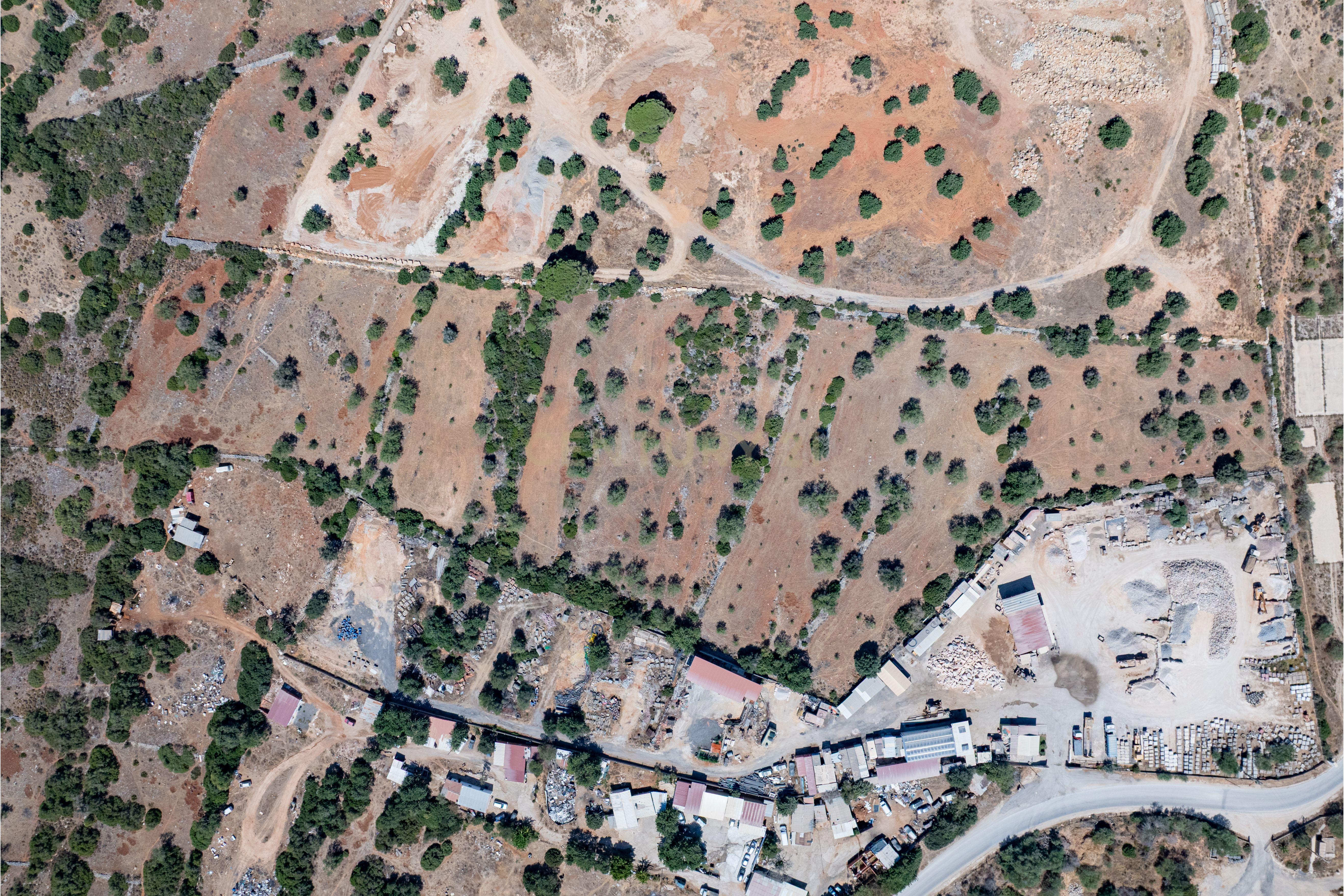 Fotografia 6 de Terreno rústico localizado em Alfarrobeiras em Ferreiras, com uma área total de 30590m².